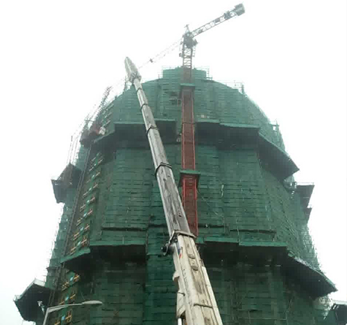 磐安吊车在工地上作业